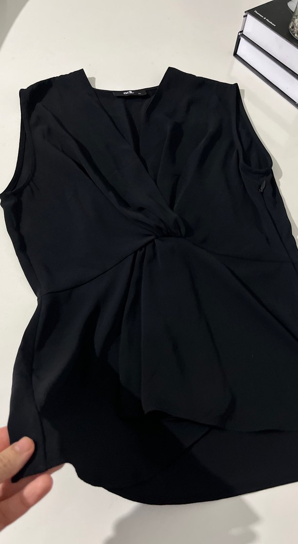 Siyah Drapeli V Yaka Kolsuz Bluz - Görsel 4