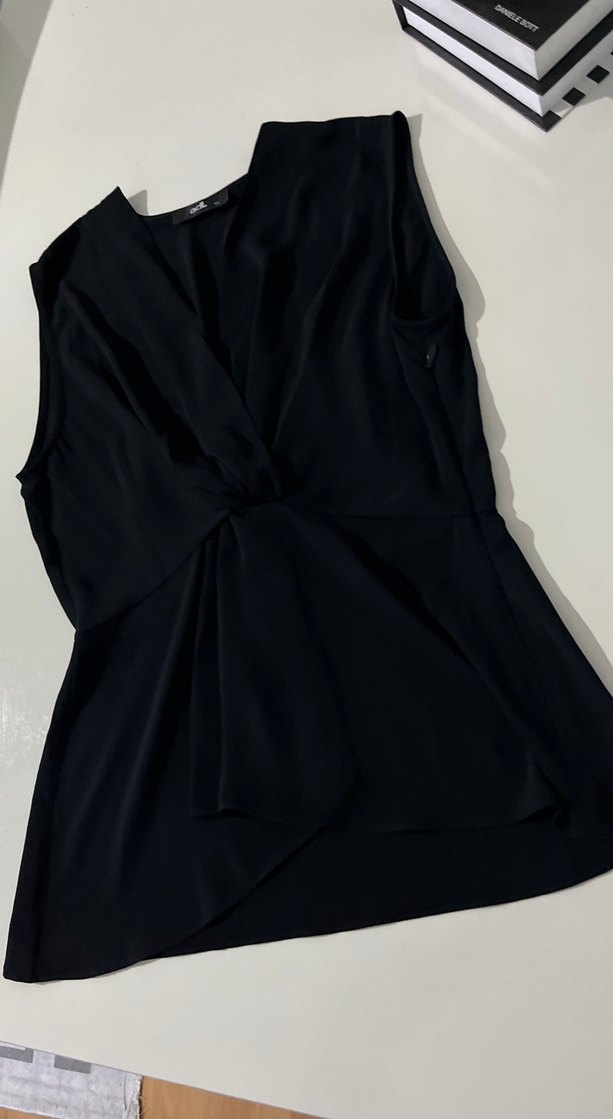 Siyah Drapeli V Yaka Kolsuz Bluz - Görsel 2