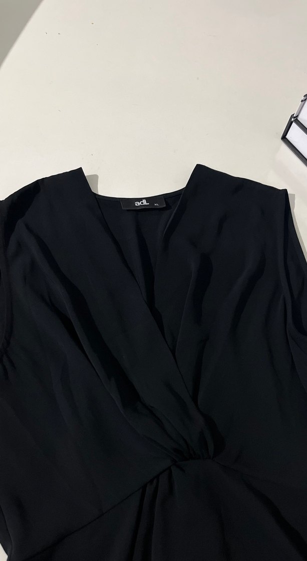 Siyah Drapeli V Yaka Kolsuz Bluz - Görsel 3