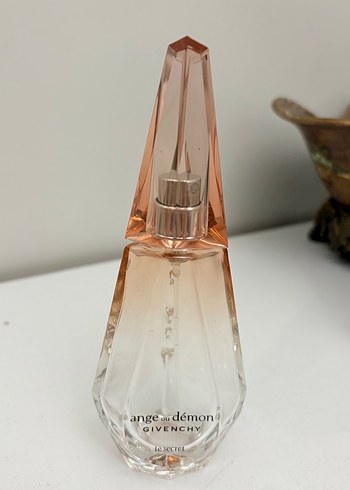 Givenchy ange & demon parfüm şişesi