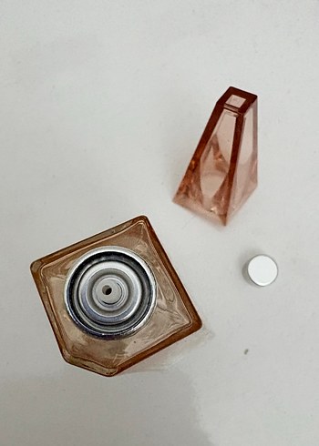  Beden Givenchy ange & demon parfüm şişesi
