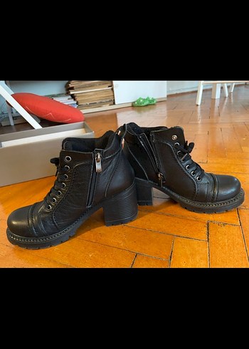 Siyah Deri Topuklu Bağcıklı Kadın Bot - Görsel 2