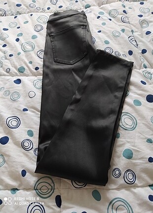 Diğer Deri esnek bir pantolon.Hiç kullanılmadı.