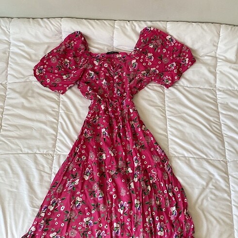 Pembe çiçekli elbise