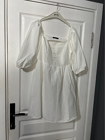Beyaz düğme detay elbise