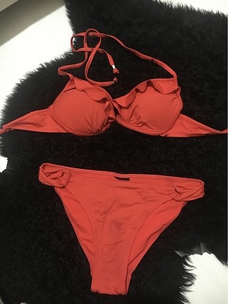 Kırmızı bikini