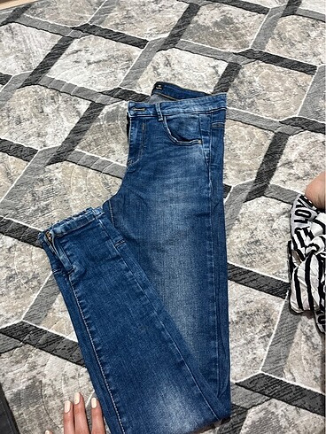 Yırtık kot pantalon
