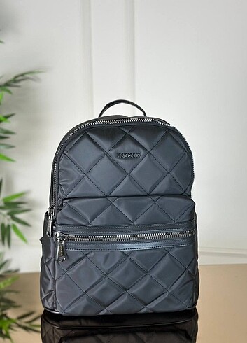 Beymen Büyük Boy Sırt Çantası Ebatı : 37x40 Cm?dir 
