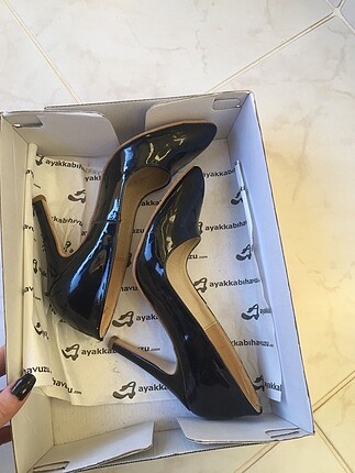 Siyah rugan stiletto iyi durumda