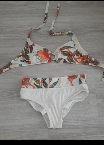 Yüksek bel bikini takımı.