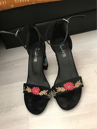 Çiçek desenli topuklu ayakkabı