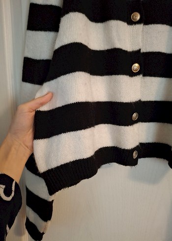 Düğmeli Siyah Beyaz Çizgili Kadın Hırka - Görsel 2