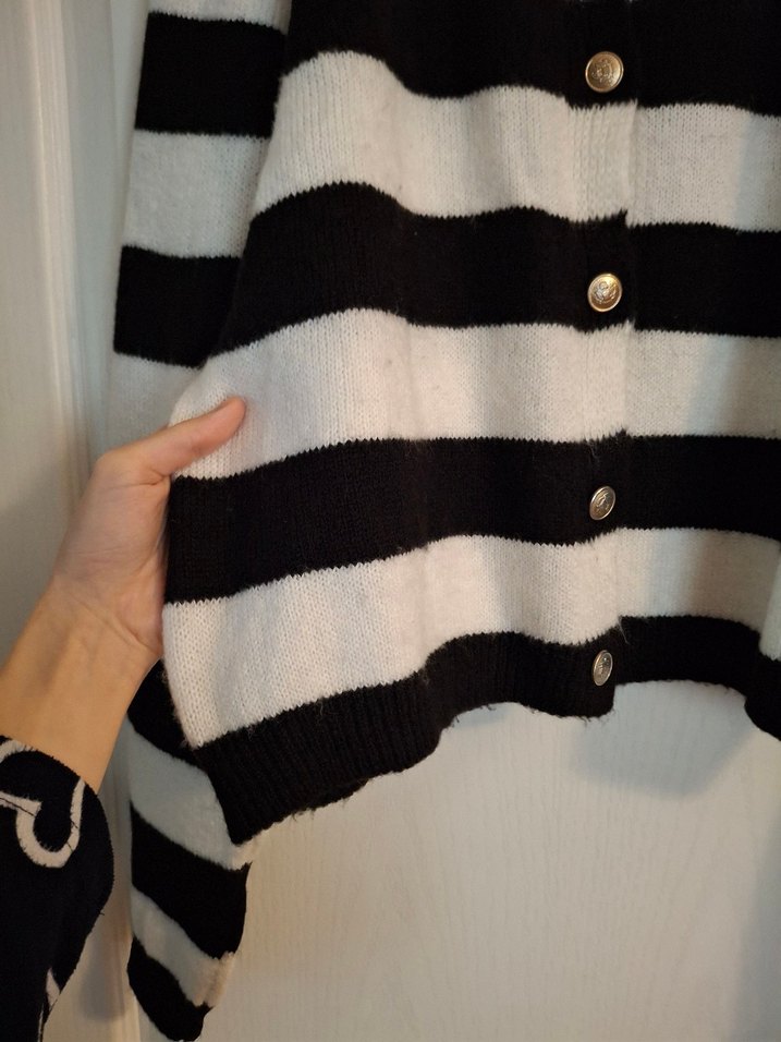 Düğmeli Siyah Beyaz Çizgili Kadın Hırka - Görsel 2