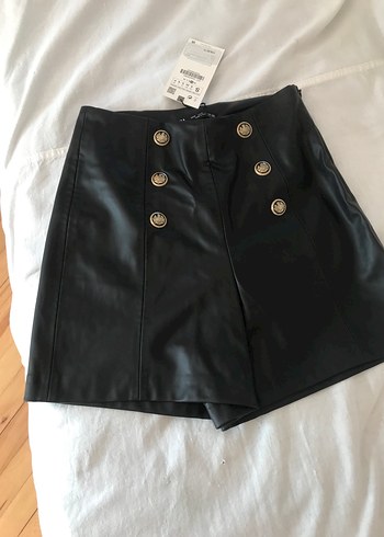 Zara Düğmeli Siyah Deri Mini Şort