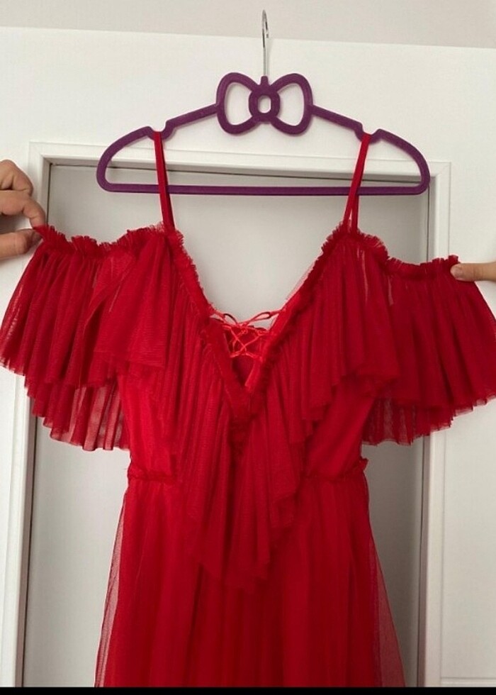 Abiye elbise tüllü kırmızı ip askılı ve kollu - Görsel 2