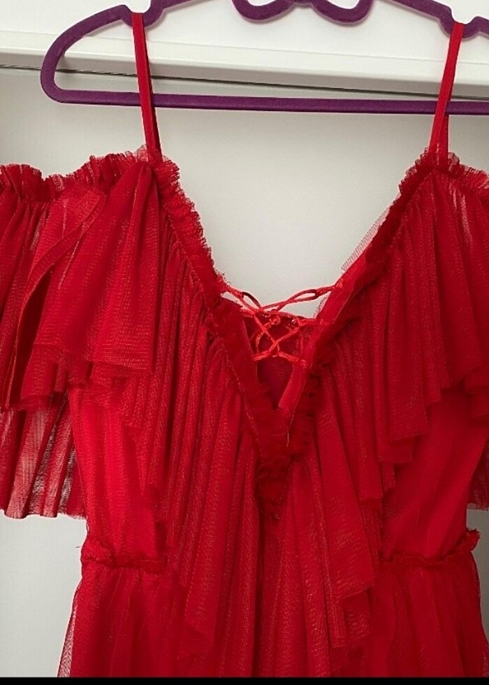 Abiye elbise tüllü kırmızı ip askılı ve kollu - Görsel 3