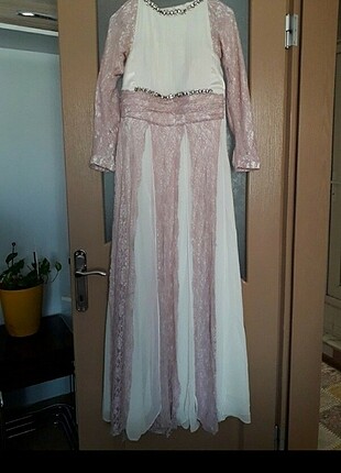 Pembe abiye ve kahverengi elbise 