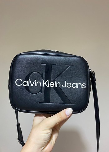 Calvin Klein Siyah Deri Kadın Çapraz Çanta