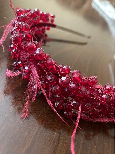 Bordo renk taşlı tüylü kına tacı - Görsel 4