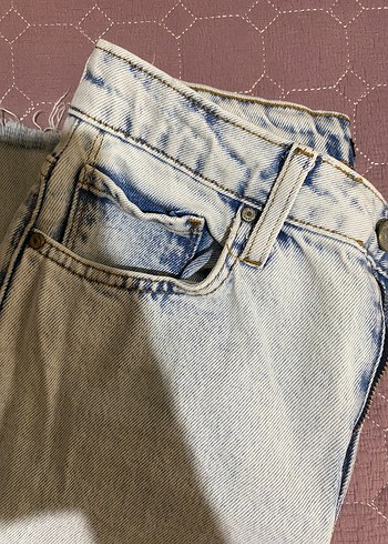 Düğmeli Paçaları Kesik Detaylı Açık Renk Kadın Jean - Görsel 4