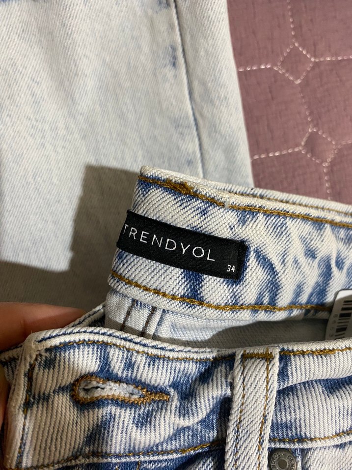 Düğmeli Paçaları Kesik Detaylı Açık Renk Kadın Jean - Görsel 2