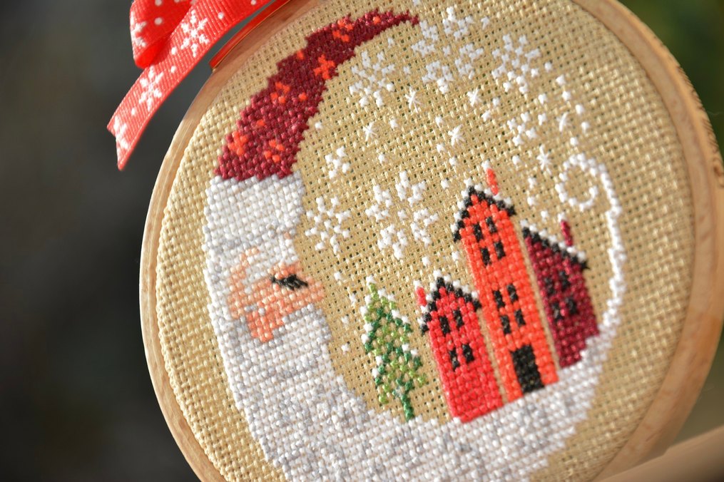 Renkli Nakışlı Yeni Yıl Süsü - Görsel 2