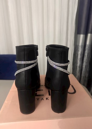 Siyah Deri Topuklu Kadın Bot - Görsel 3