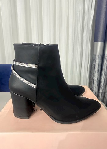 Siyah Deri Topuklu Kadın Bot - Görsel 2