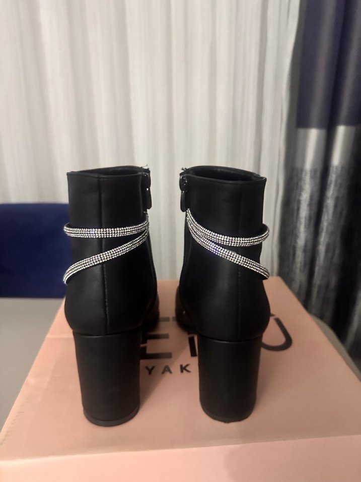 Siyah Deri Topuklu Kadın Bot - Görsel 3