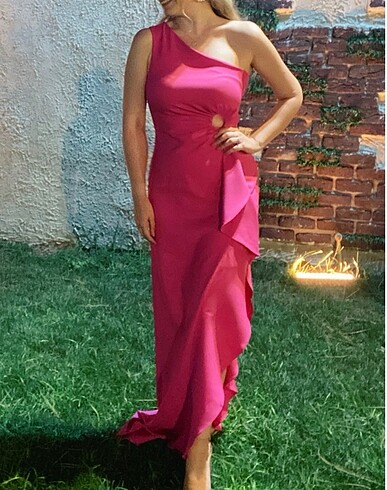 Pencere detaylı asimetrik abiye elbise - Görsel 4