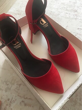 Kırmızı süet topuklu ayakkabı