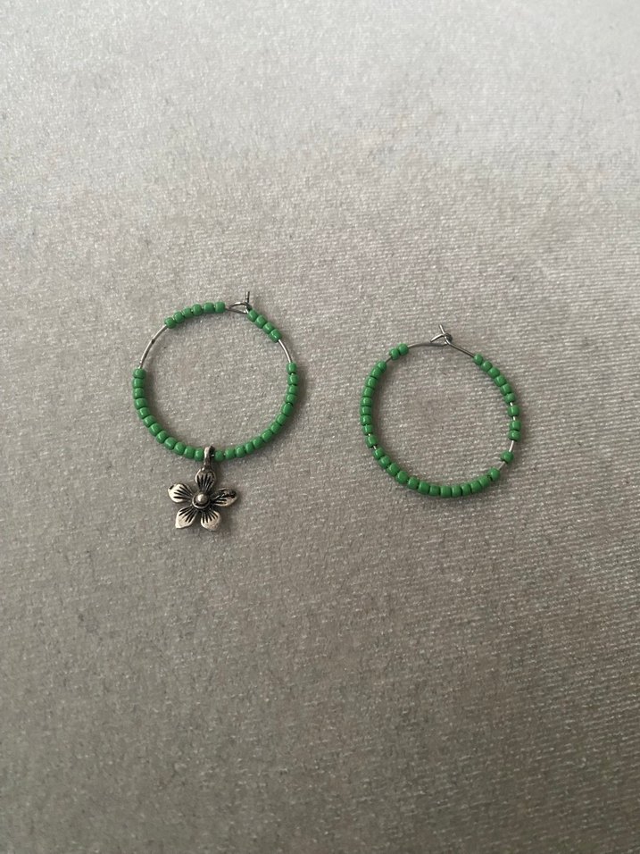 Yeşil Boncuklu Mini Halka Küpeler - Görsel 2