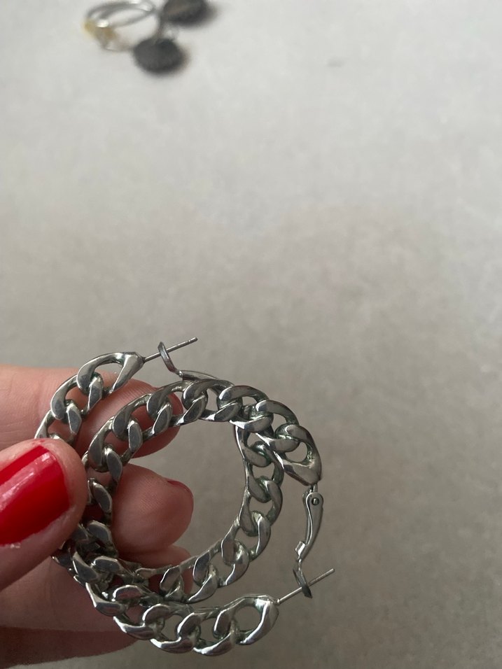 Gri Zincir Detaylı Midi Kadın Küpeler - Görsel 3