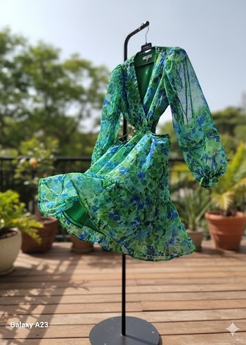 V yaka, uzun kollu, yanlar açık  yeşil  desenli midi elbise - Görsel 3