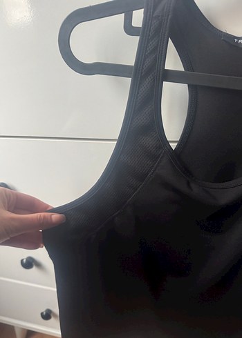 Siyah Yüksek Yakalı Kadın Atlet - Görsel 3