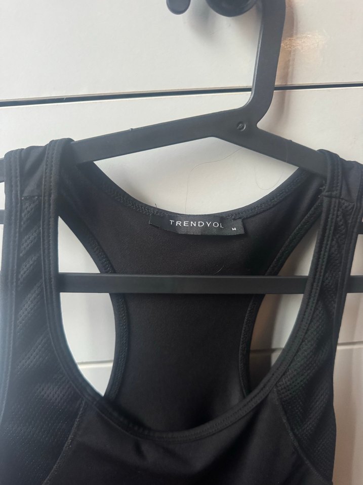 Siyah Yüksek Yakalı Kadın Atlet - Görsel 2