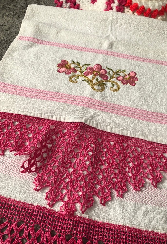 Pembe Nakışlı ve Dantelli Havlu - Görsel 2