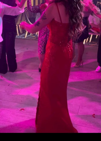 Kırmızı İşlemeli Straplez Uzun Abiye - Görsel 3