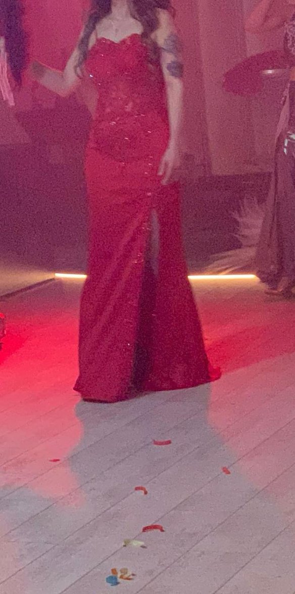 Kırmızı İşlemeli Straplez Uzun Abiye - Görsel 5