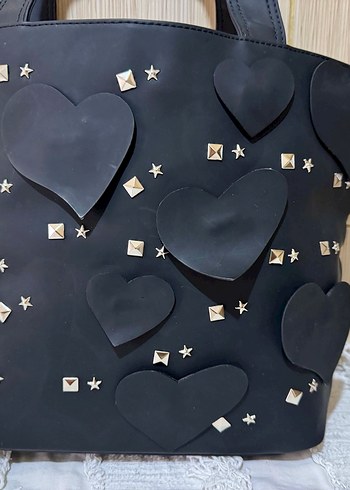Siyah Deri Çivili Kalp Desenli Çanta - Görsel 2
