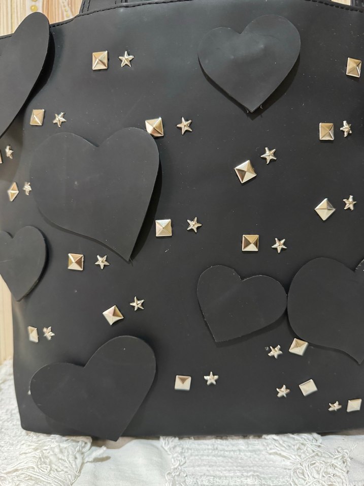 Siyah Deri Çivili Kalp Desenli Çanta - Görsel 4