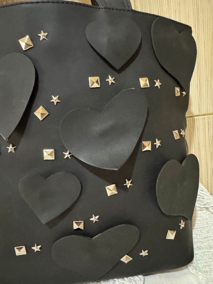 Siyah Deri Çivili Kalp Desenli Çanta - Görsel 5