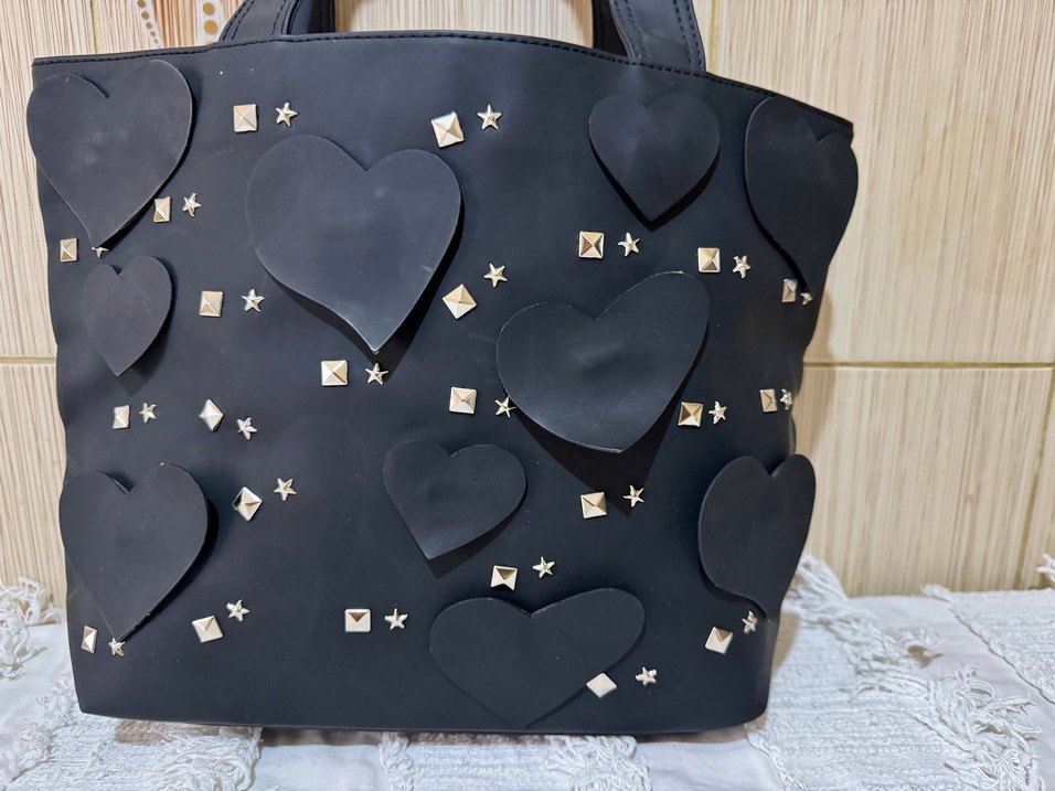 Siyah Deri Çivili Kalp Desenli Çanta - Görsel 2