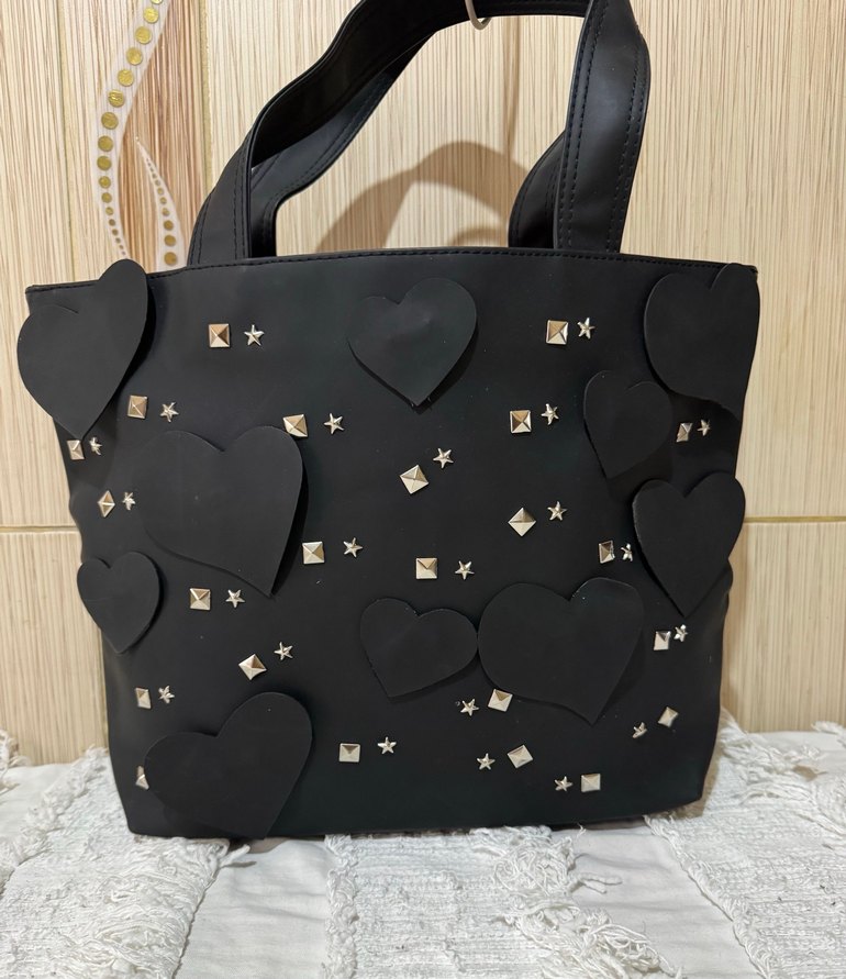 Siyah Deri Çivili Kalp Desenli Çanta - Görsel 3