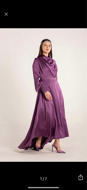 Melike Tatar lila saten elbise