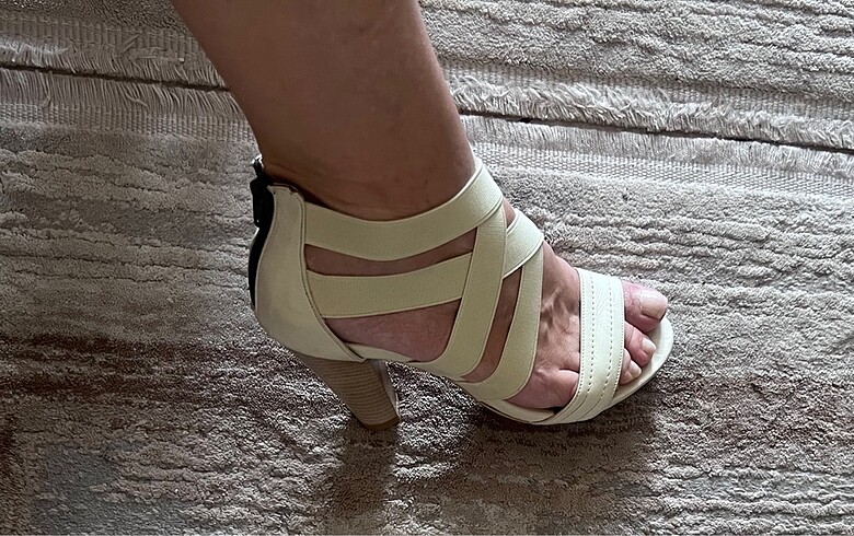 Yeni ofis veya günlük şık topuklu sandalet