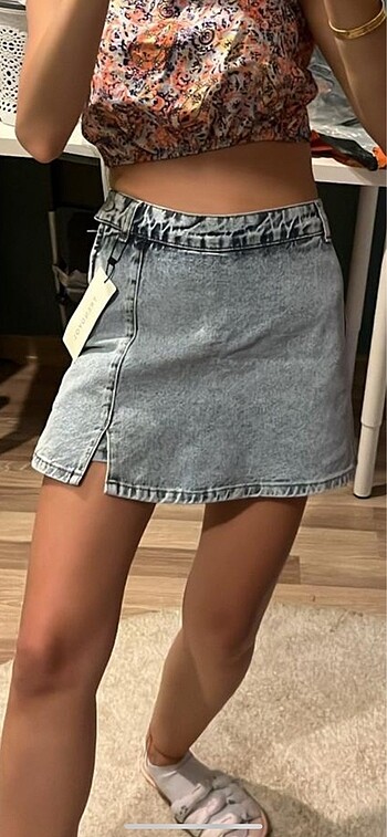 Mavi yırtmaçlı denim şort etek
