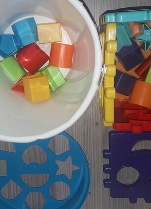 bultak ve fisher price renkli kaplar