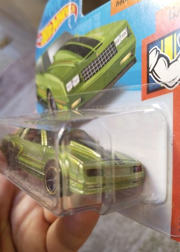 Parlak Yeşil '88 Monte Carlo SS model araç eski case