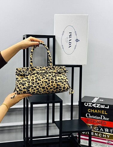PRADA MEDIUM SHOULDER BAG !